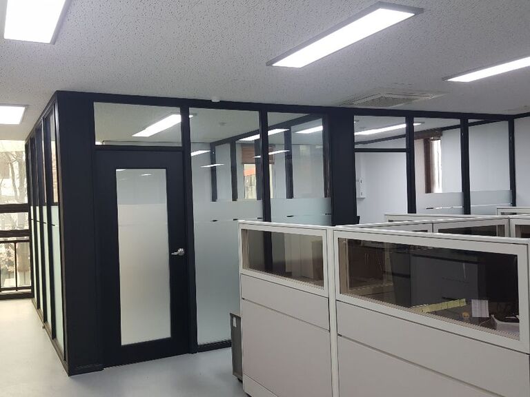 부산 사무실 블랙 유리칸막이