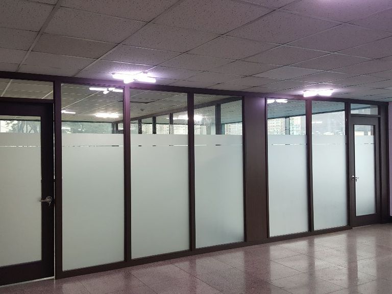 월넛 통유리칸막이