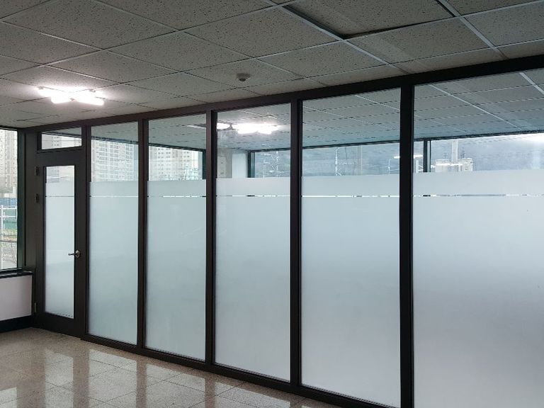 월넛 통유리칸막이